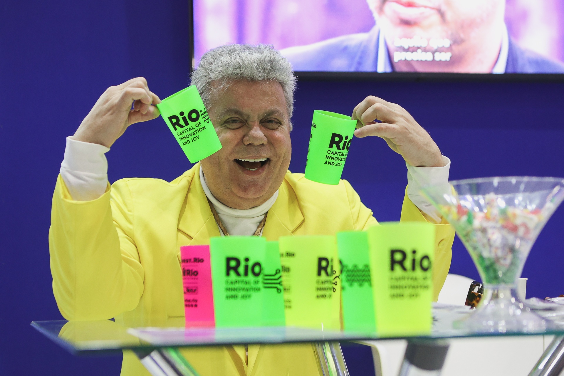 Brindes personalizados Rio Capital of Innovation and Joy em cores neon