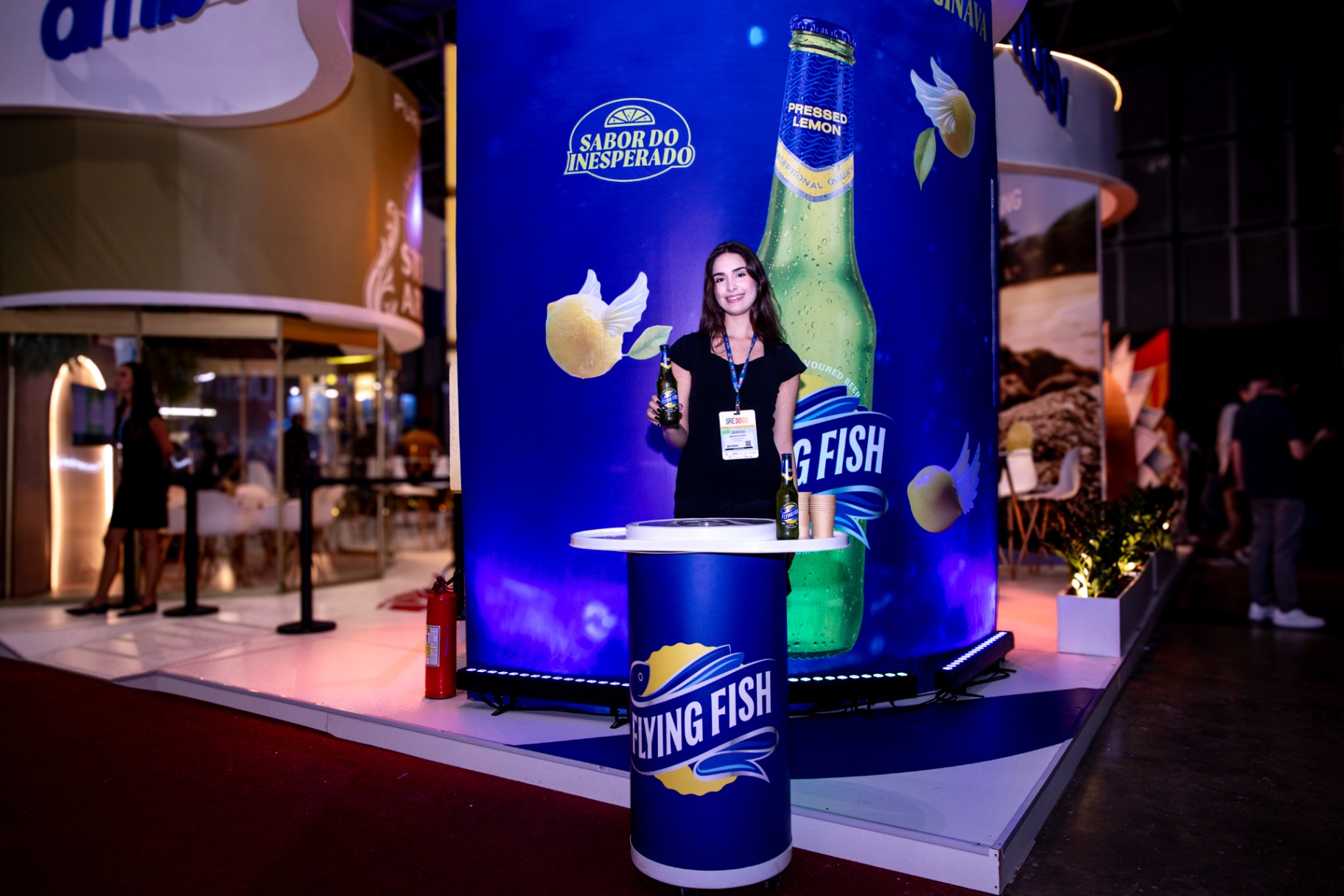 Totem Flying Fish com promotora servindo o produto