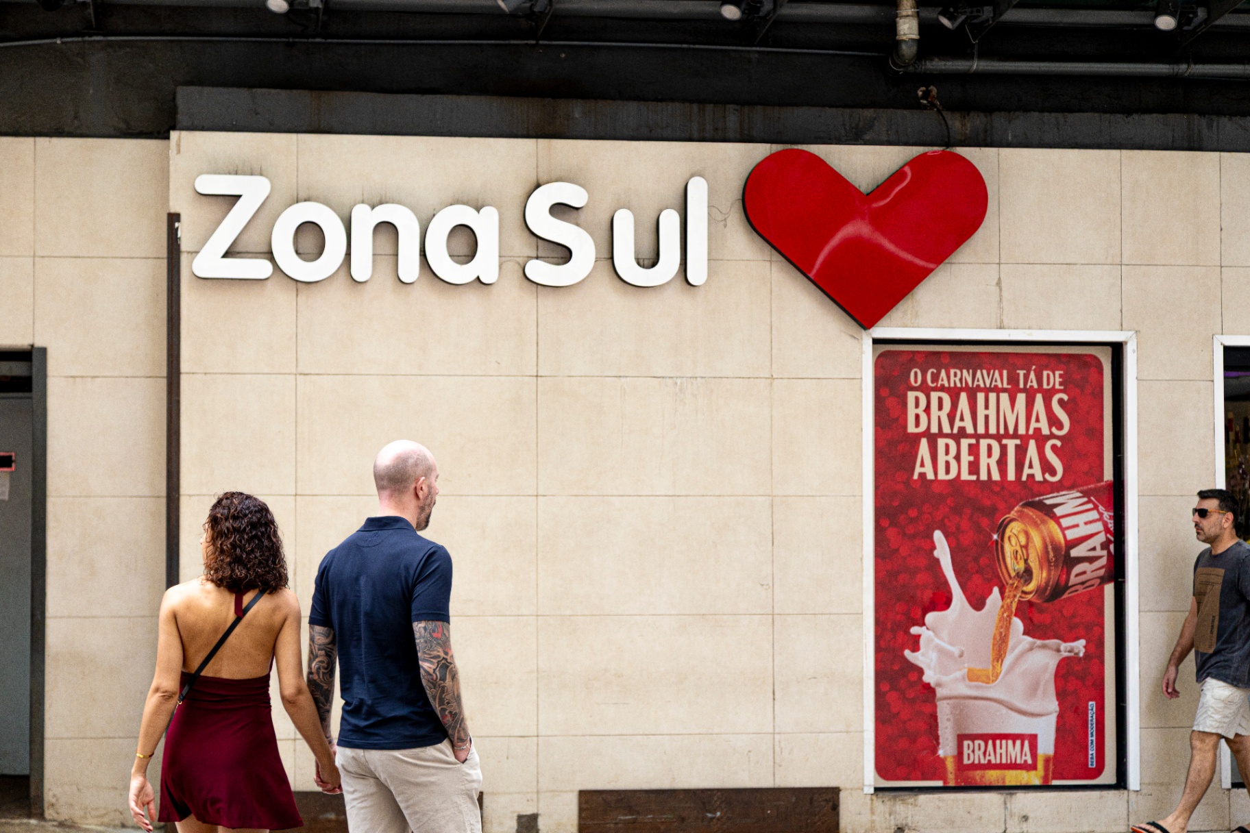 Fachada Zona Sul com painel Brahmas Abertas na entrada da loja