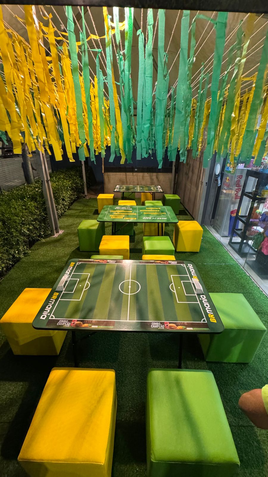 Mesas de campo de futebol sob cobertura de fitas verde e amarelo