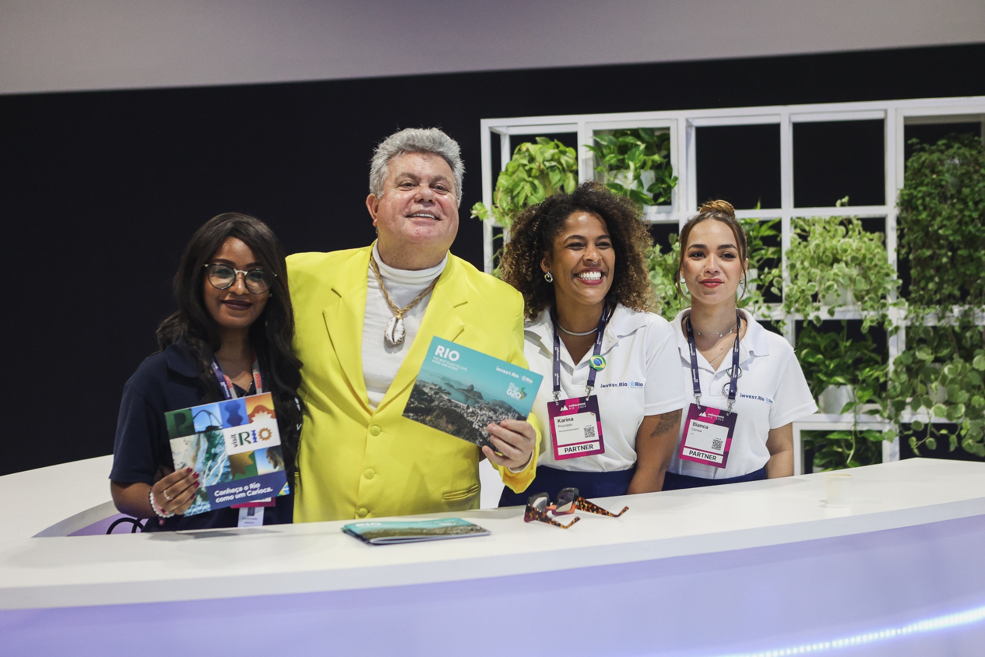 Recepção do stand com parceiros apresentando materiais Visit Rio e Invest.Rio