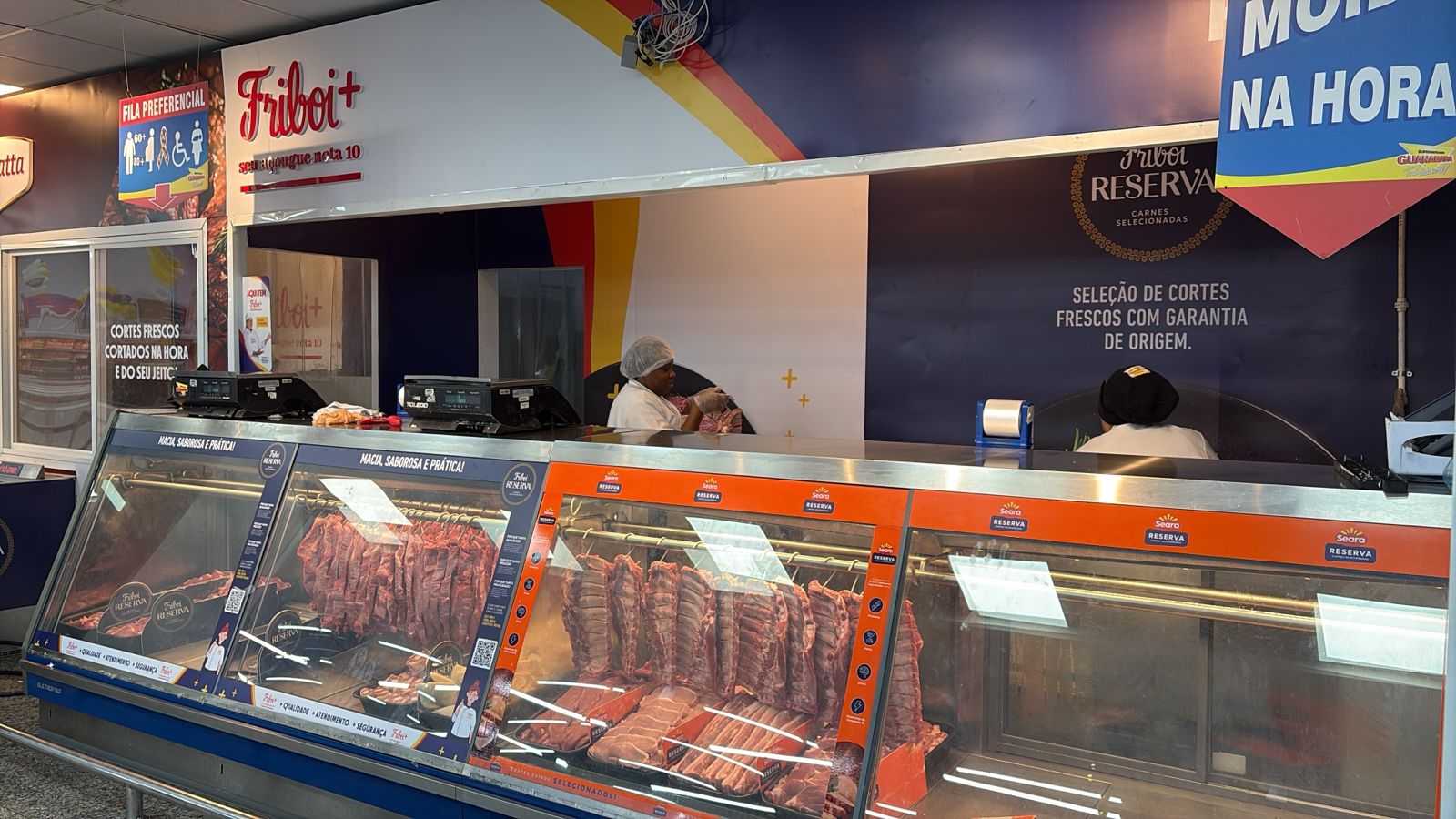 Área dedicada à linha premium Friboi Reserva com refrigeradores exclusivos