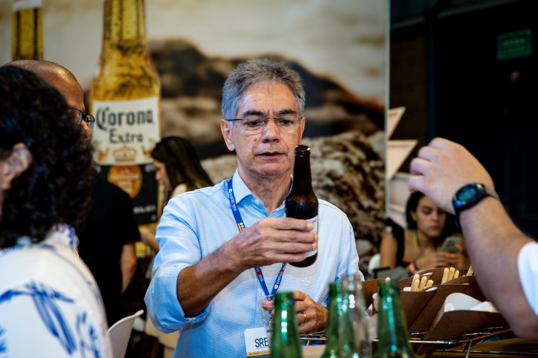Momento de degustação no ambiente Corona