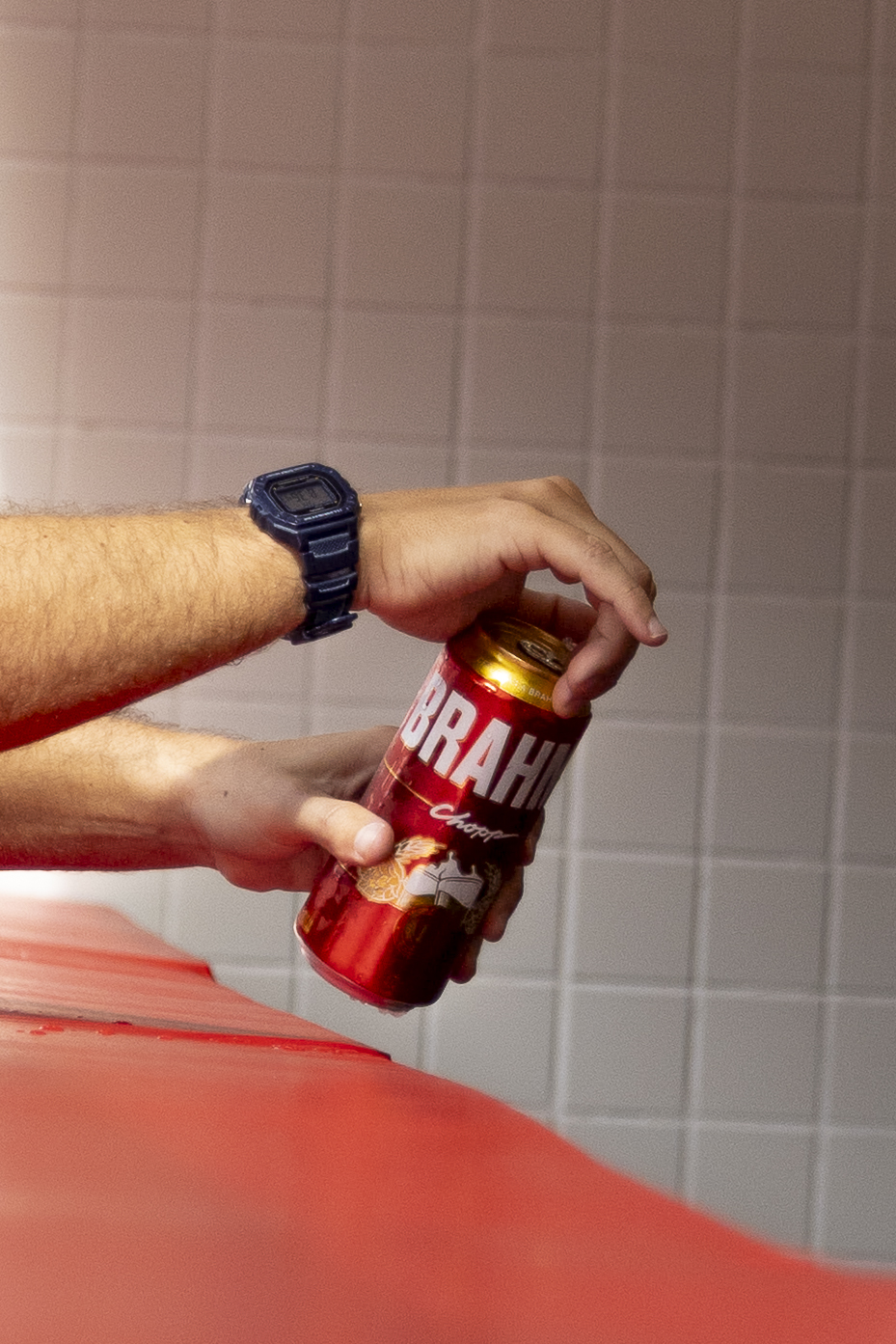 Detalhe de consumidor abrindo lata de Brahma Chopp