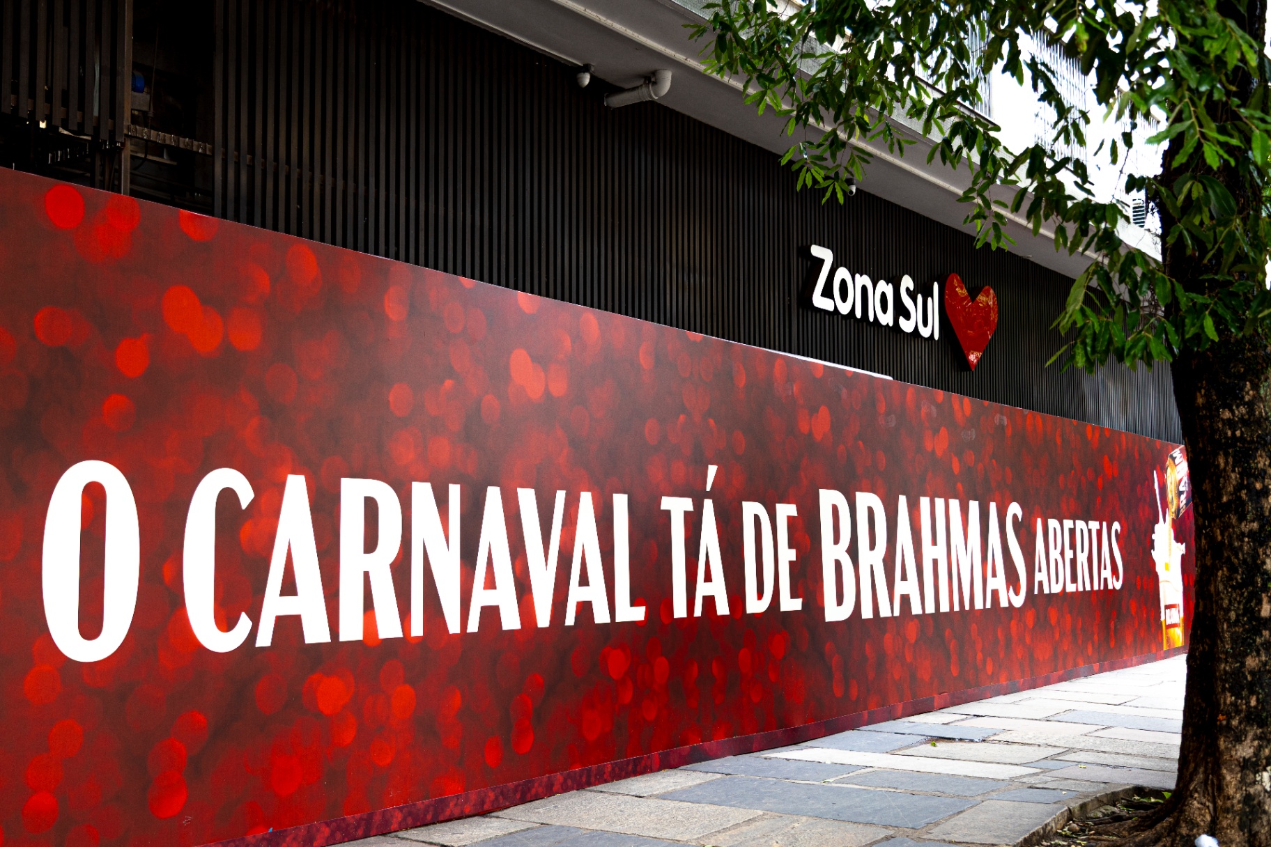 Painel externo de grande formato O Carnaval Tá de Brahmas Abertas
