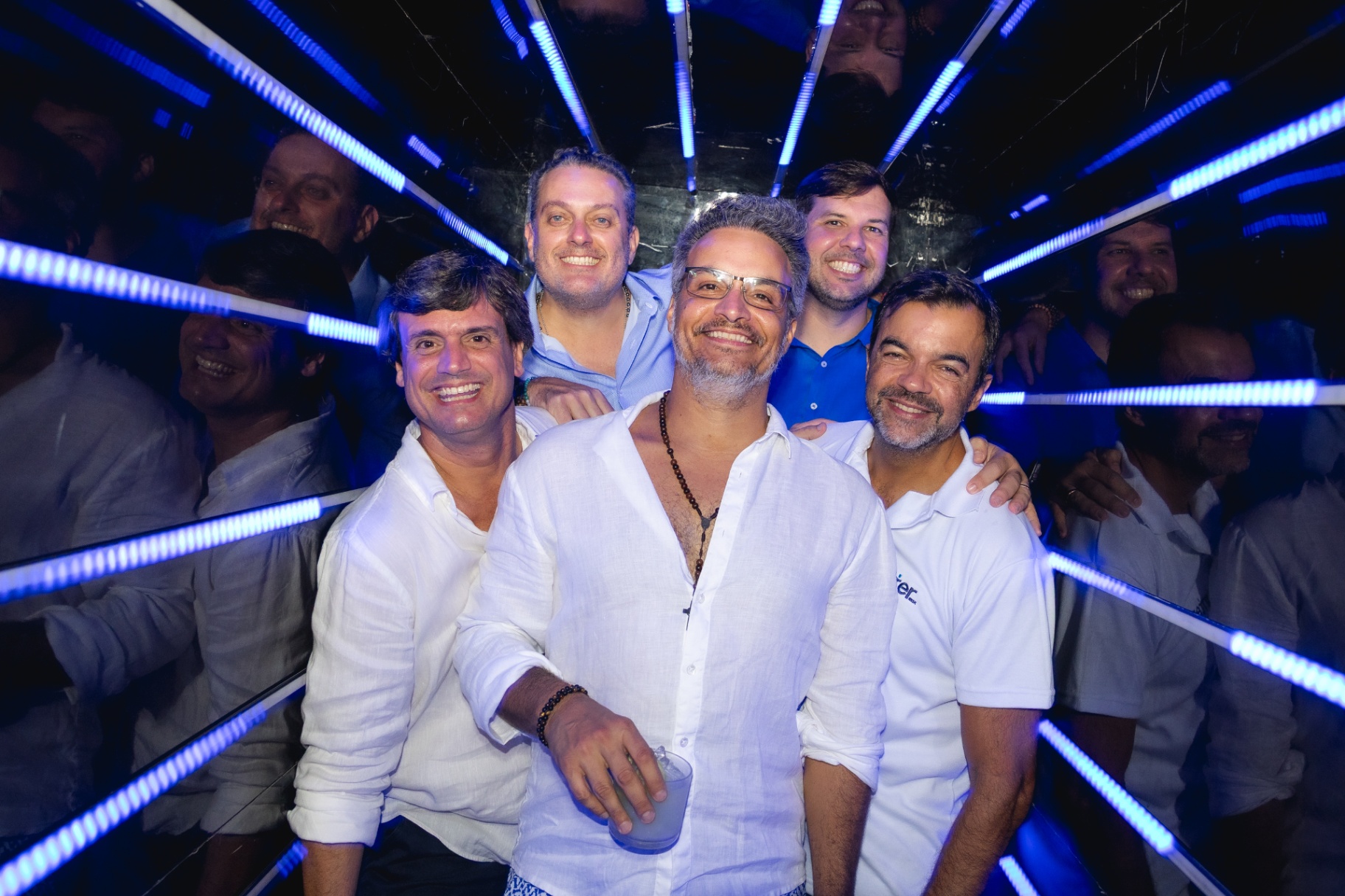 Convidados na cabine de LED azul ao fim da noite