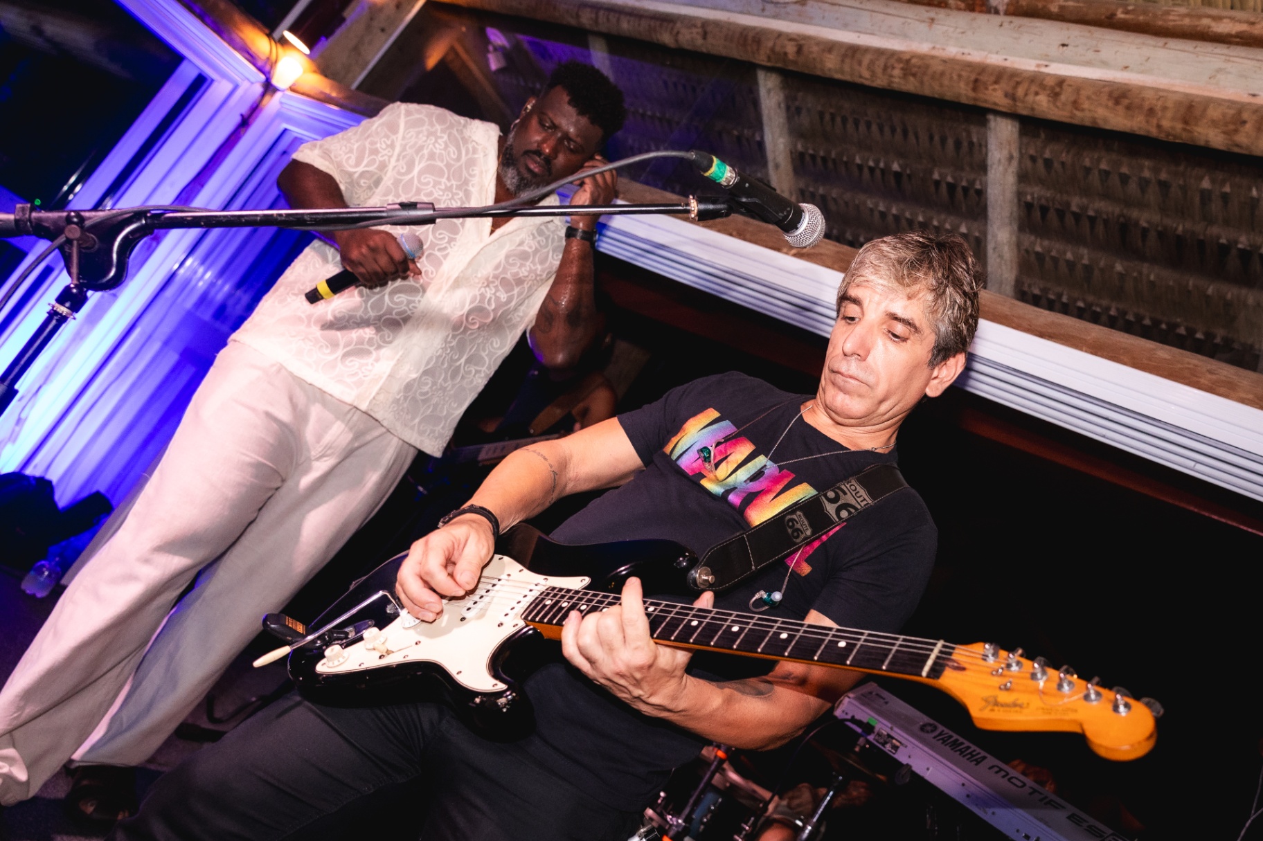 Banda ao vivo durante a noite de integração