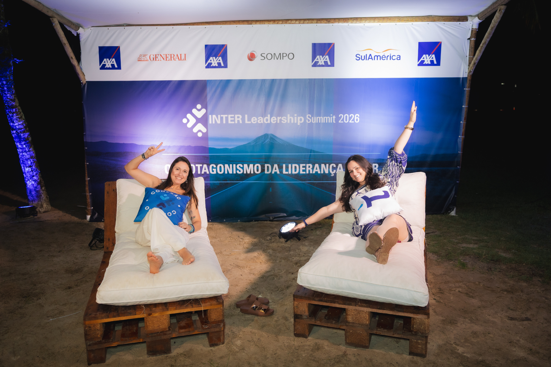 Lounge à beira da areia com backdrop dos patrocinadores