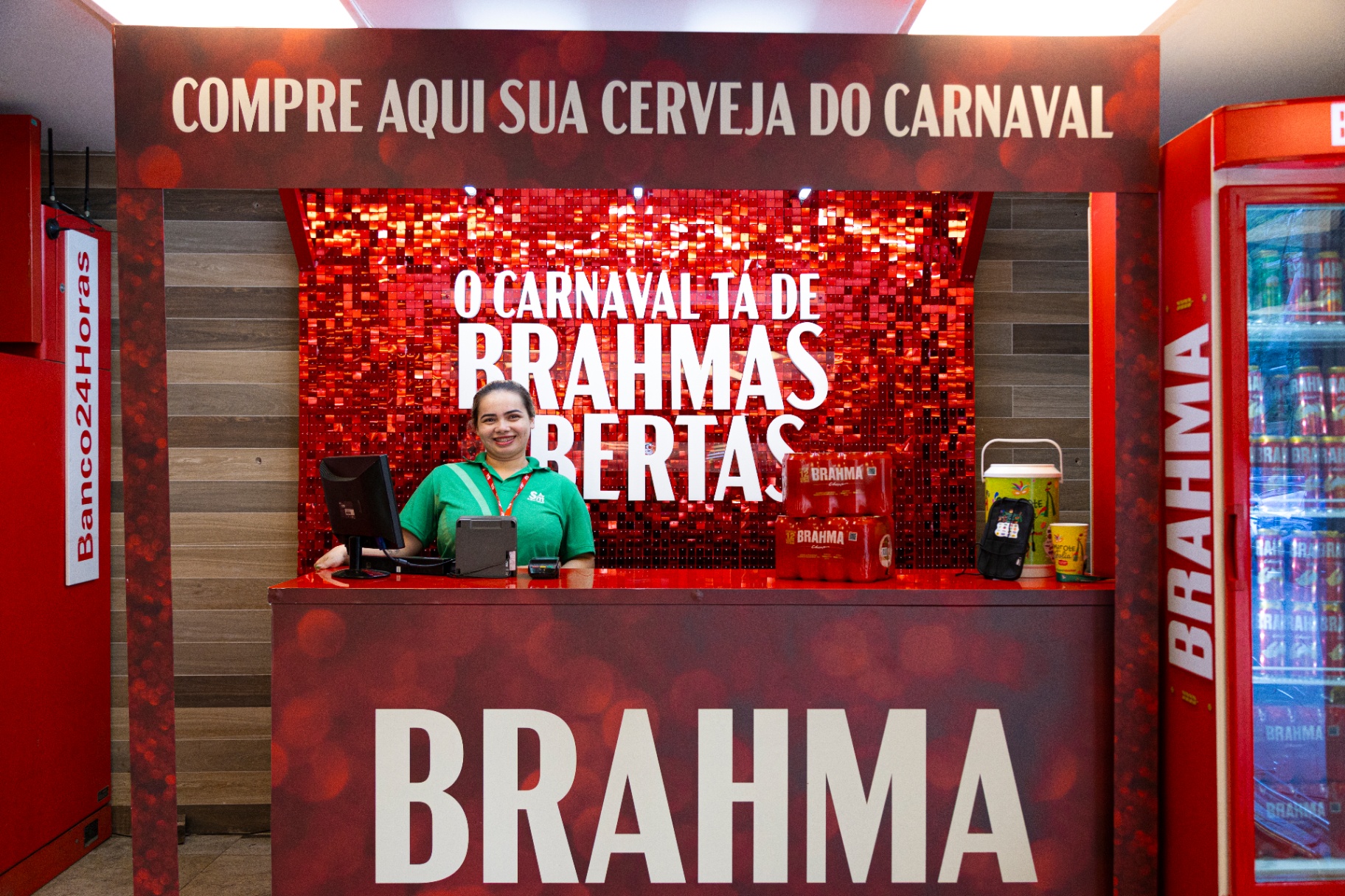 Área de caixa Brahma com backdrop iluminado Compre Aqui Sua Cerveja do Carnaval