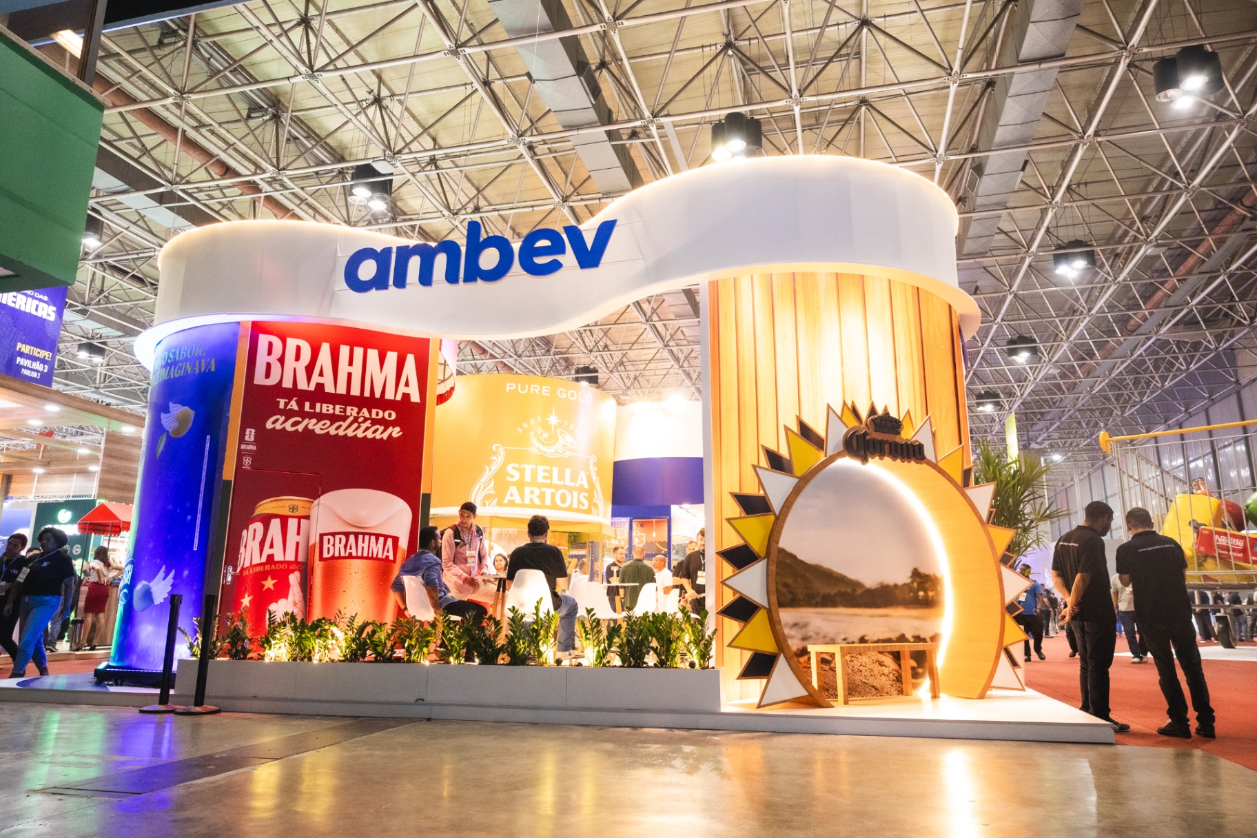Fachada do stand Ambev com as marcas Brahma, Stella Artois e Corona