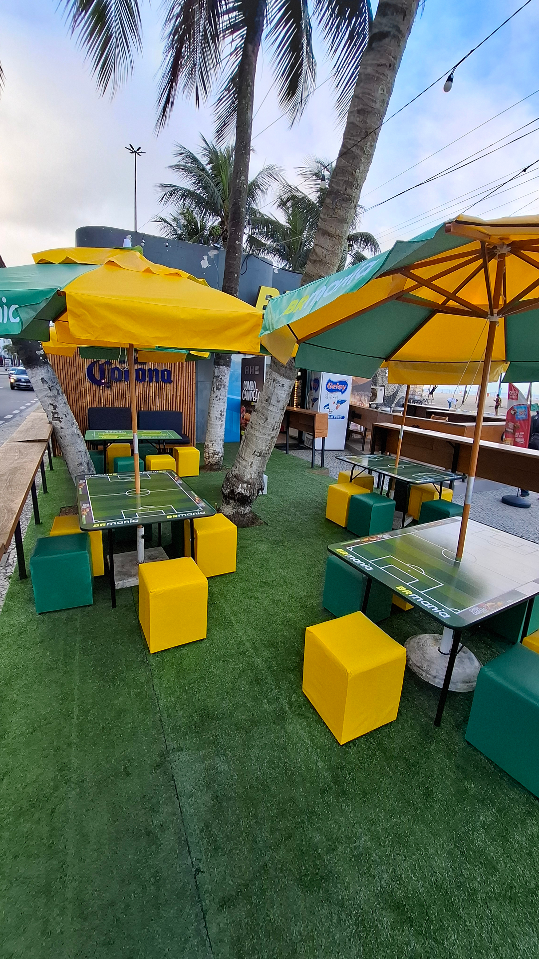 Ativação BR Mania à beira-mar com guarda-sóis verde e amarelo