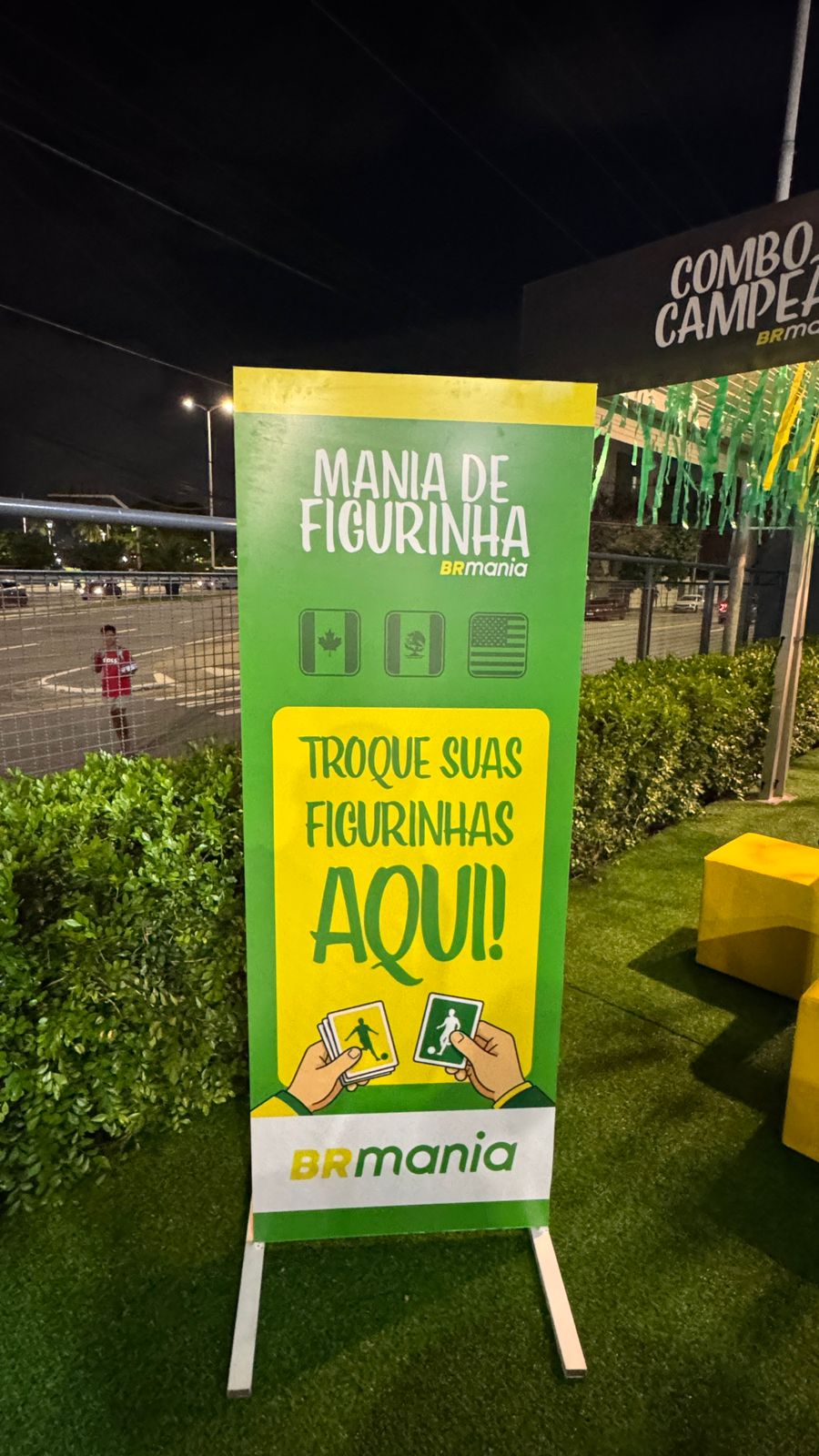 Totem Mania de Figurinha convidando à troca