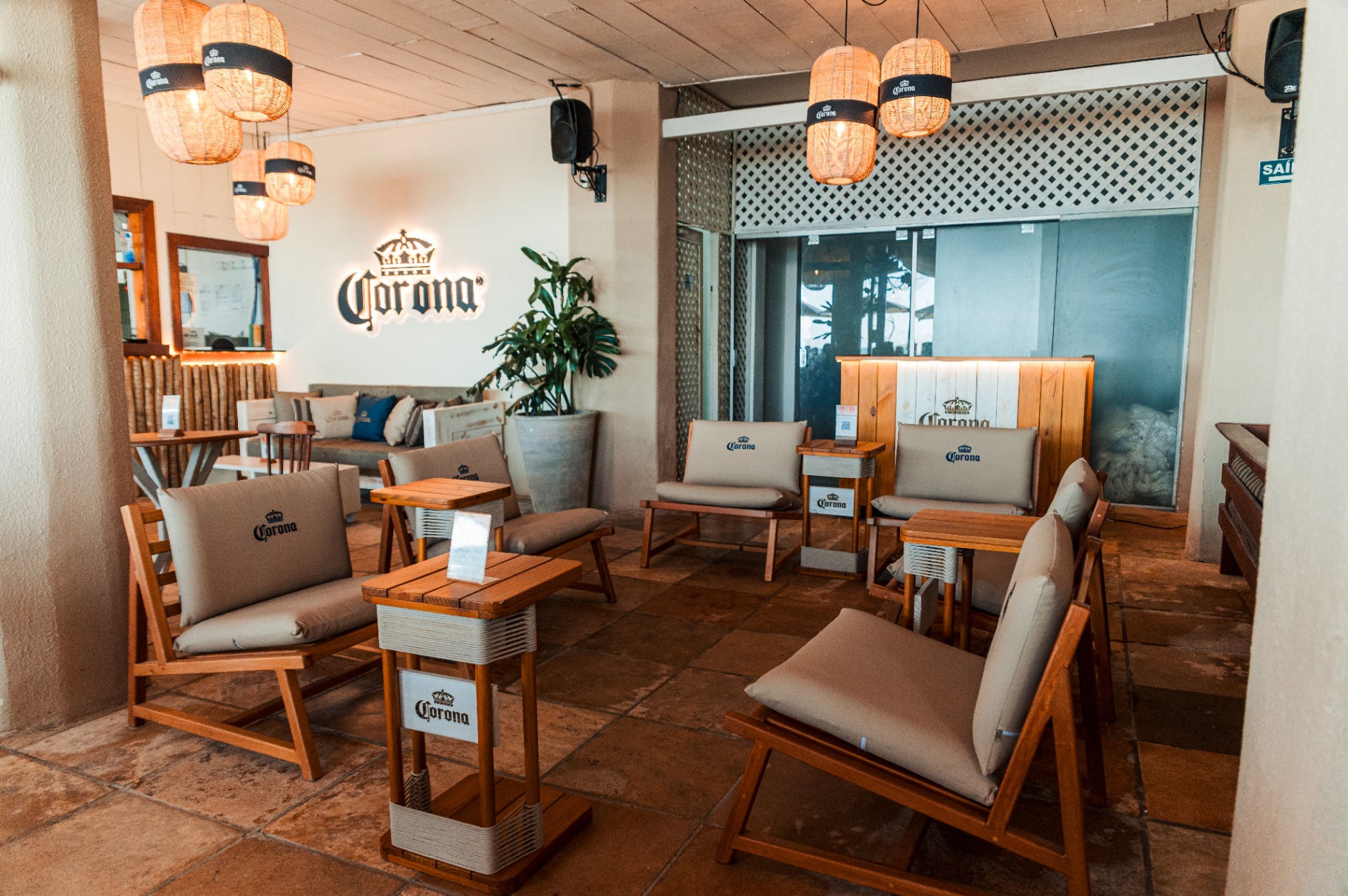 Lounge interno da Corona com mobiliário personalizado e luminárias