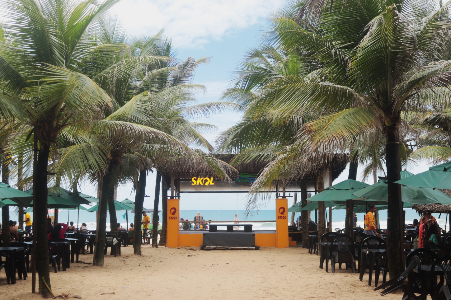 Operação Skol na praia com integração entre área externa e ponto de consumo