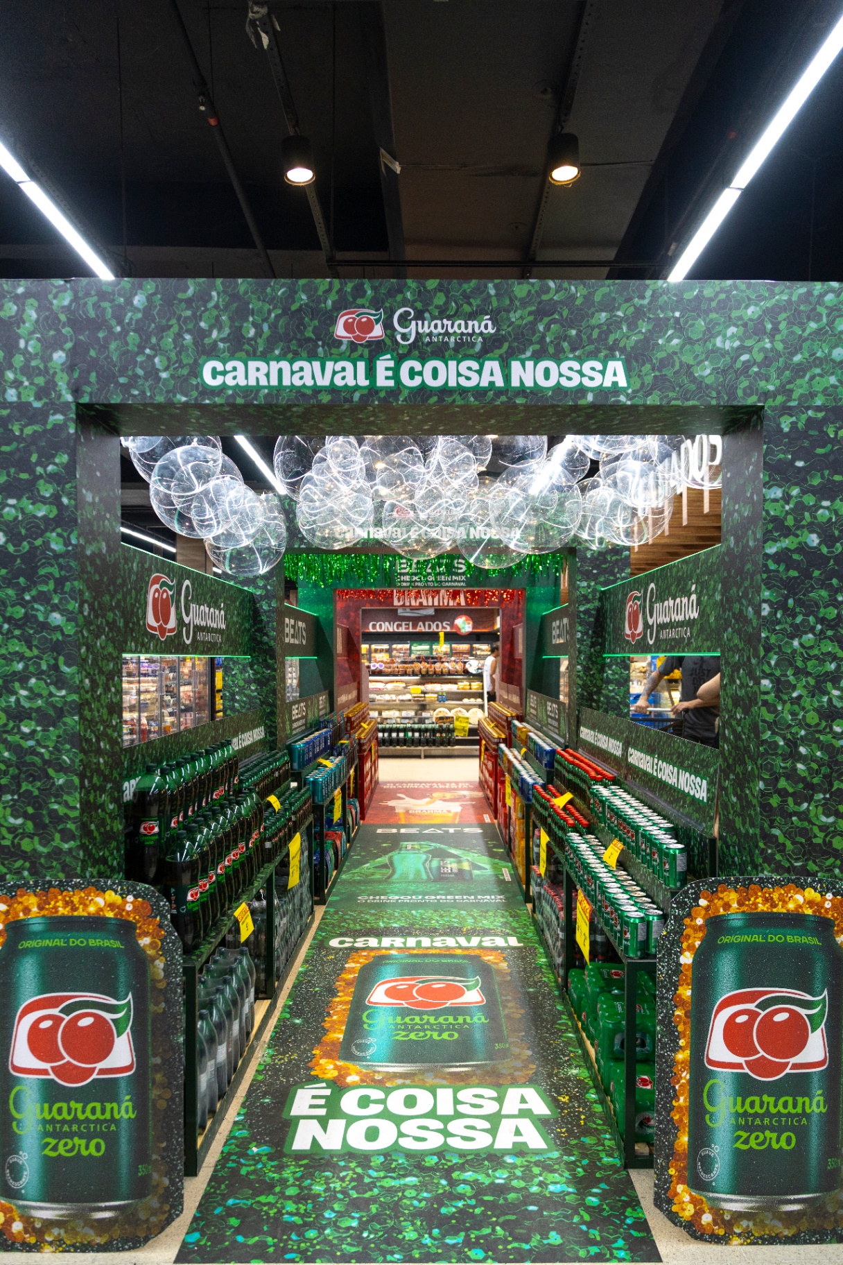 Portal cenográfico verde do Guaraná Antarctica com comunicação de piso Carnaval É Coisa Nossa