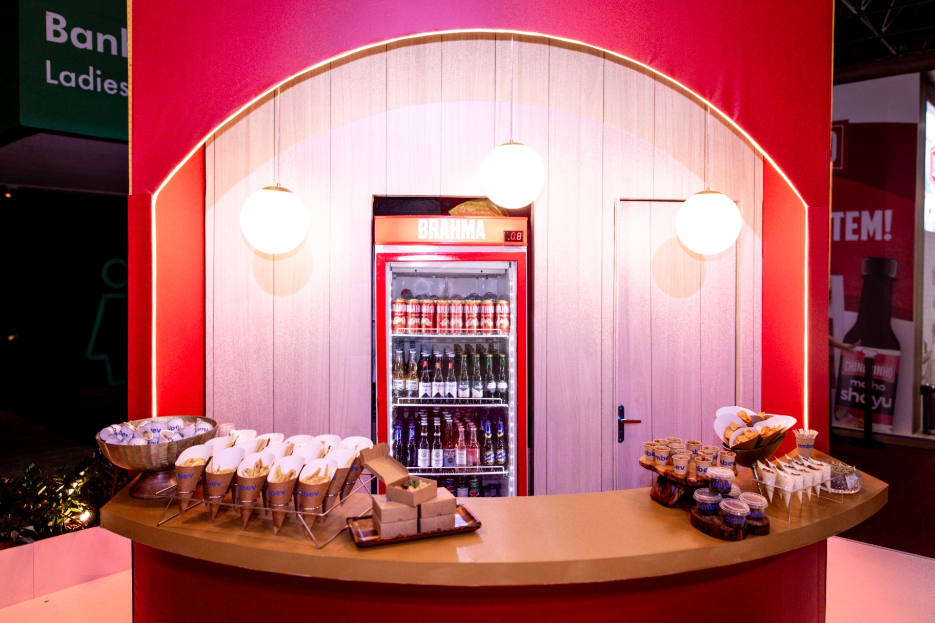 Bar Brahma com degustação e geladeira de produtos