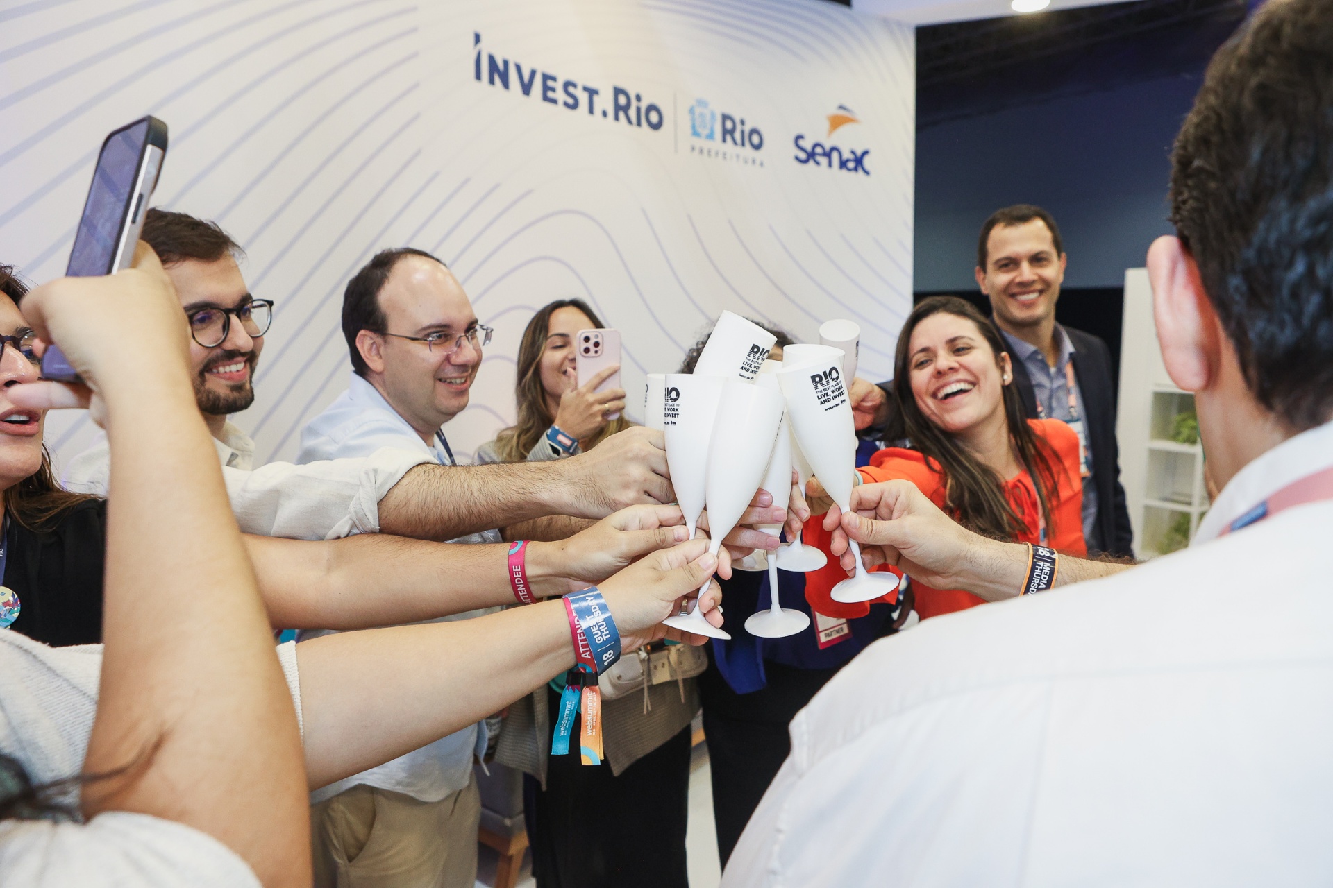 Brinde durante happy hour no stand Invest.Rio com convidados