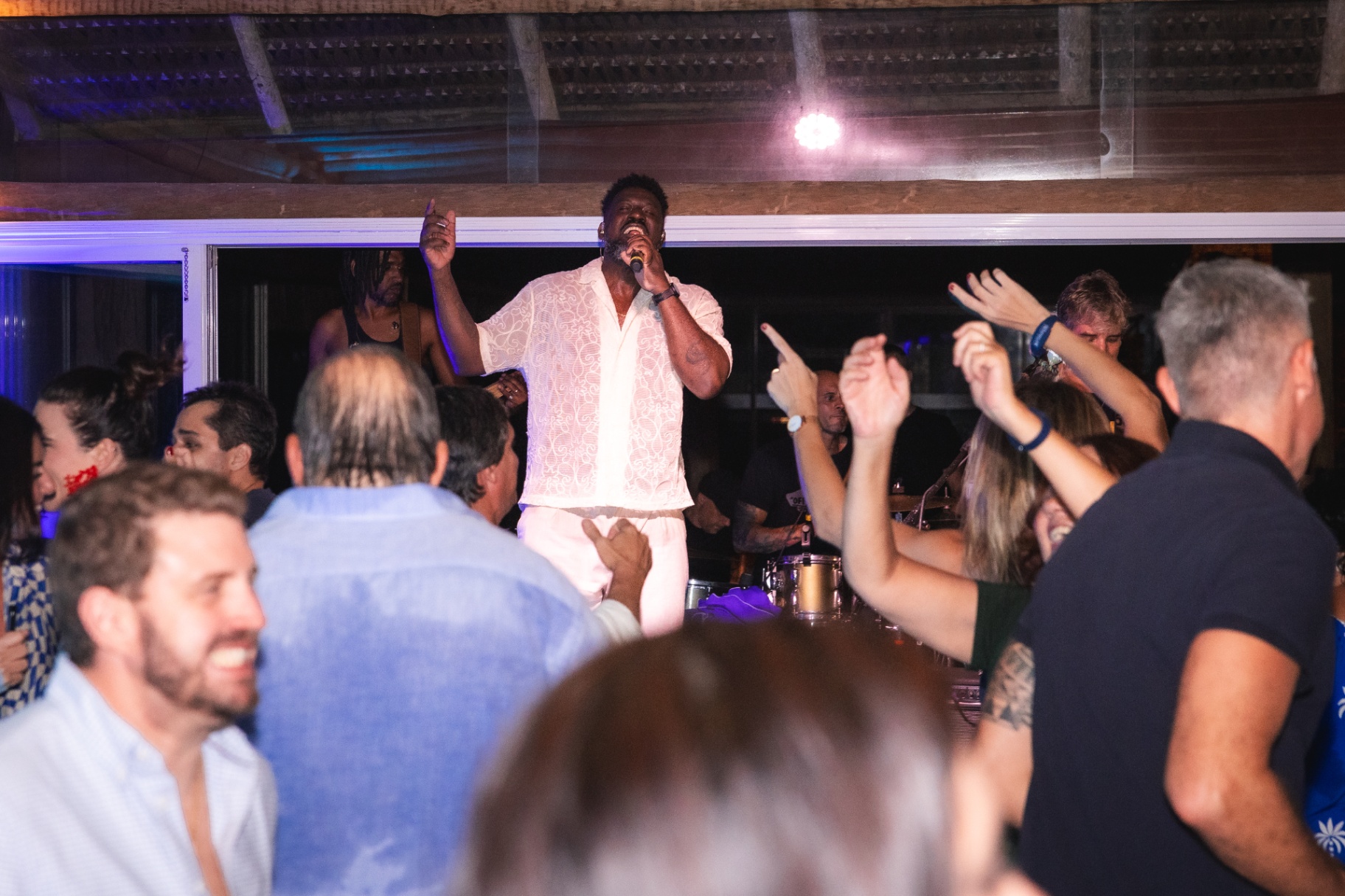 Cantor em show de encerramento com público vibrando
